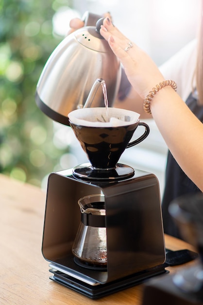 Koffiezetapparaat maakt koffie in een café