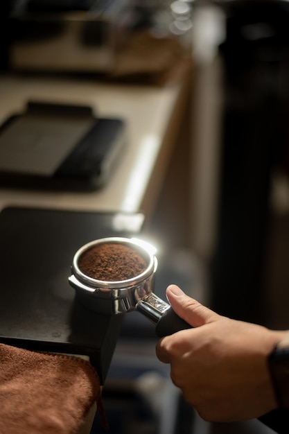 Koffiezetapparaat met gemalen koffie in een café close-up