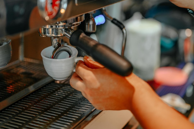 Koffiezetapparaten maken koffie met koffiemachines. barista maakt koffie.