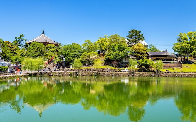 Kofuku-ji tempel boven sarusawa-ike vijver in nara - japan