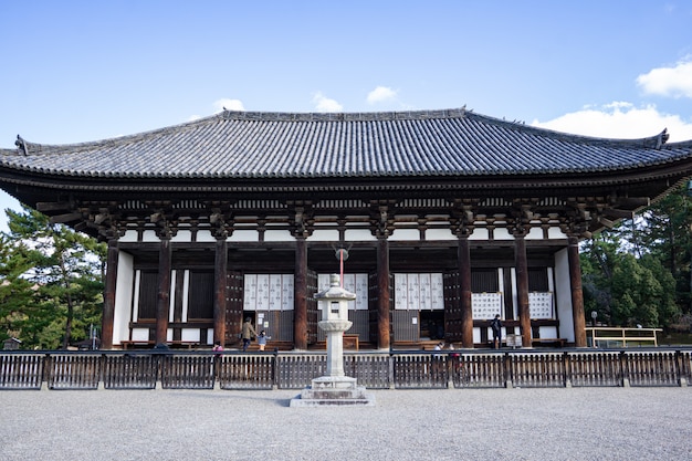 Foto tempio di kofukuji nara, tempio del patrimonio mondiale dell'unesco in nara park