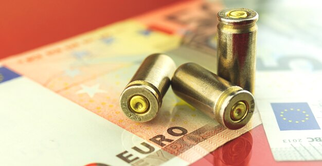 Kogel- en eurogeld, bankbiljetten, financiën en veiligheidsachtergrondfoto