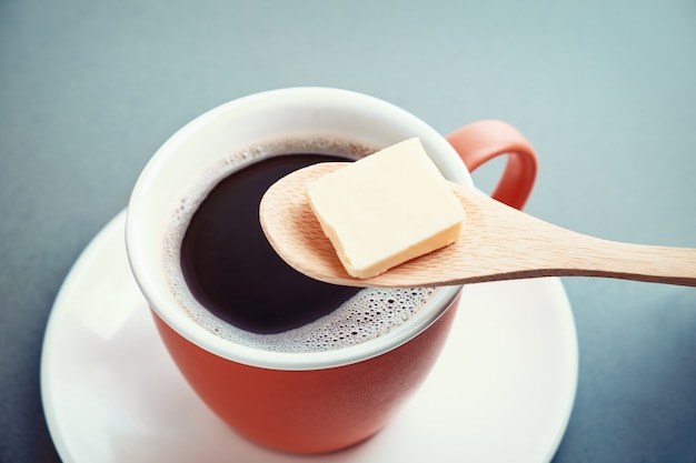 Kogelvrije koffie, kop en boter in lepel