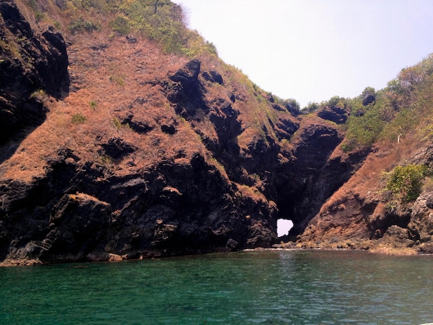 Koh Bon met een gat in de rots. De Similan-eilanden, Thaise archipel in de Andaman Zee. Schilderachtig Thailand