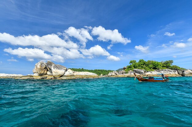 Koh Hin Sorn Island prachtige rotsstapeling en turquoise zeewater in de buurt van Koh Lipe Island Thailand