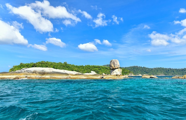 タイのリペ島近くのヒンソン島の見事な岩の積み重ねとターコイズブルーの海水