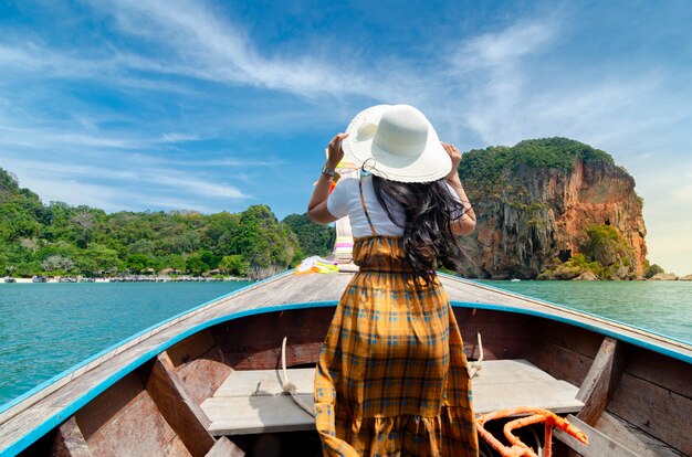 Photo koh kai women are glad on the wooden boat krabi thailand