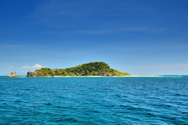 Koh Khai eiland tegen de blauwe hemel