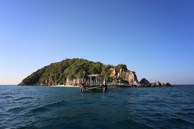 Sattahip의 Koh Kham Island, 태국 촌부리 주의 인기 있는 다이빙 장소 및 명소.