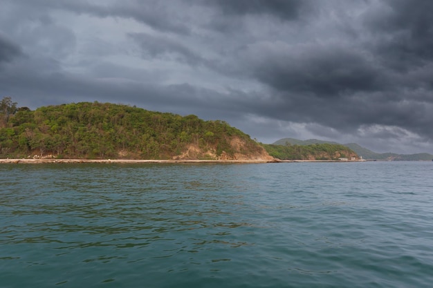 雨雲の中のカム島がやってくる シーチャン島の衛星島