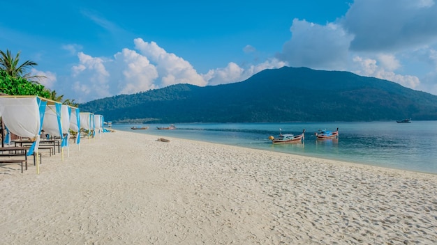 Koh Lipe Island Zuid-Thailand met turquoise gekleurde oceaan en wit zandstrand bij Ko Lipe