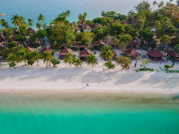 Photo koh mook drone view at a couple walking on the white sandy tropical beach of koh mukthailand