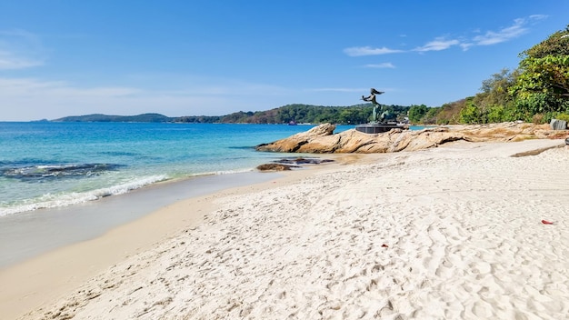 サメト島 (Samet Island) - タイのサメト島の白い熱帯ビーチでターコースの色の海があります