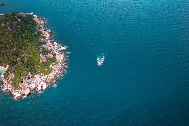 Koh Tao in ThailandAvonds tropisch eilandlandschap