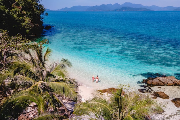 コー・ワイ島 (Koh Wai Island) タイの熱帯島コー・チャン (Koh Chang) の近くで男性と女性のカップルがビーチにいます