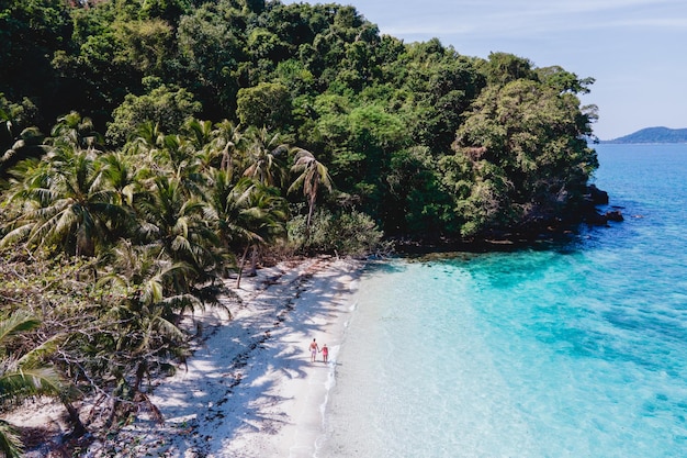 Koh Wai Island Thailand tropisch eiland bij Koh Chang paar mannen en vrouwen op het strand