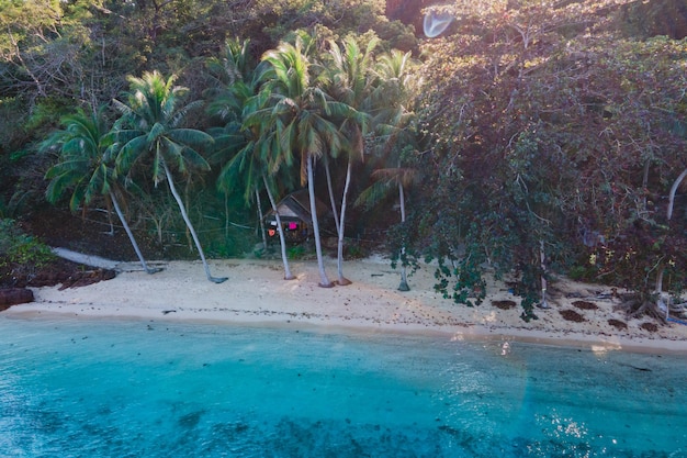 コー・ワイ島 トラット・タイ コー・チャン近くのビーチにある木製の竹の小屋のバンガロー