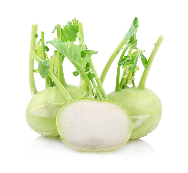 Photo kohlrabi with green leaves on isolated on white white backround