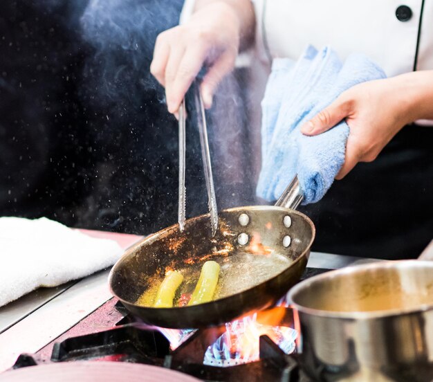 Kok koken kok voedsel bereiden in de keuken kok schilderen schotel close-up