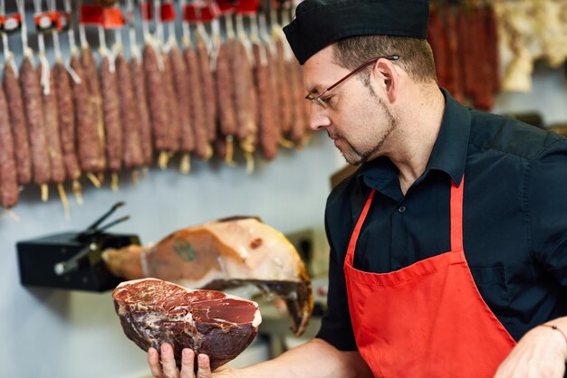 Kok met vlees in een commerciële keuken