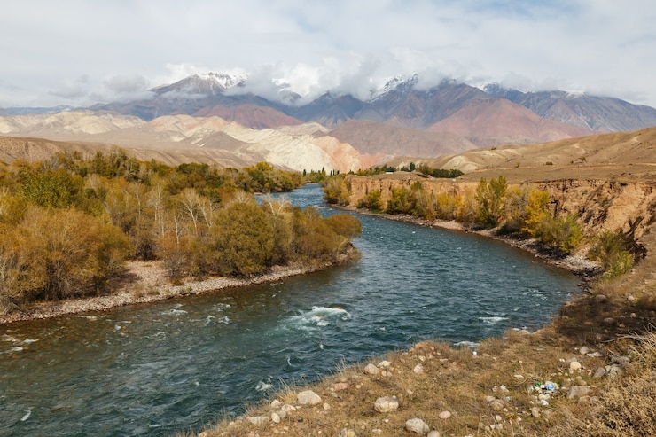 Photo kokemeren river in the naryn region of kyrgyzstan