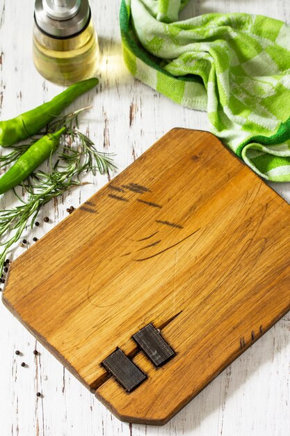 Foto koken achtergrond mockup specerijen kruiden en snijplank voor het koken op de keukentafel