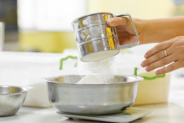 Koken bakken. cook zift de bloem