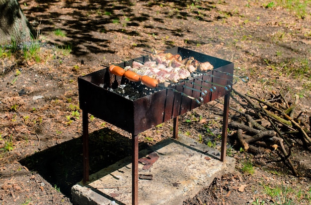 Koken barbecue in de natuur.