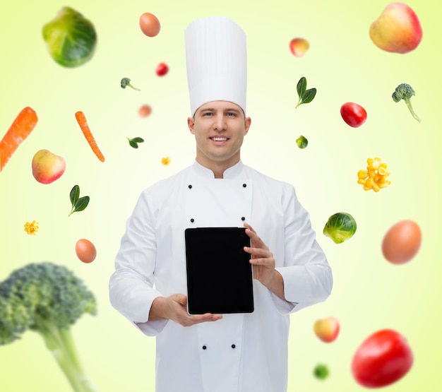 koken, beroep en mensenconcept - gelukkige mannelijke chef-kok die tabletpc computer zwart leeg scherm toont