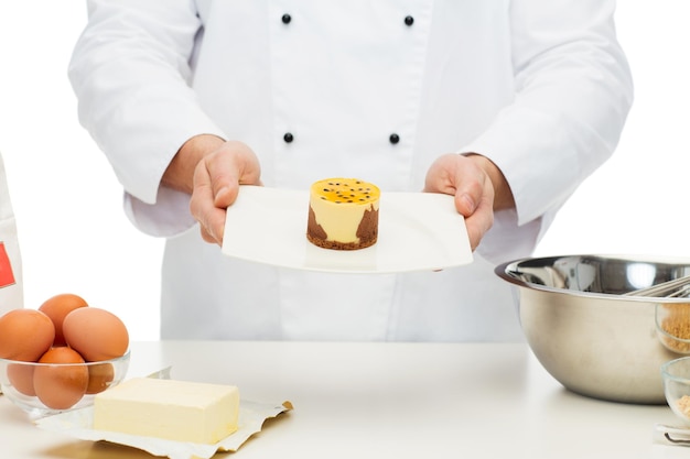 koken, beroep, haute cuisine, eten en mensen concept - close-up van mannelijke chef-kok bakken dessert