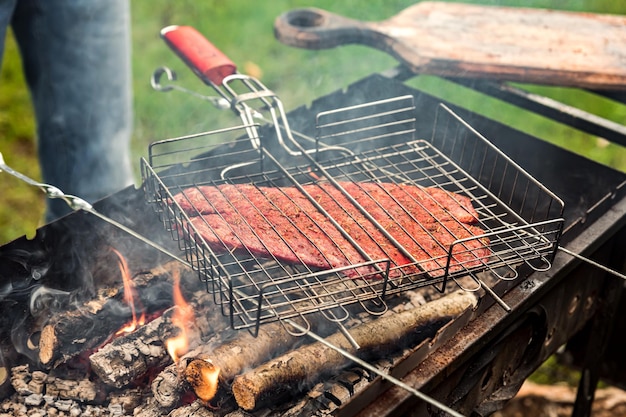 Koken buiten een gekruid denver steak vlees op de grill barbecue