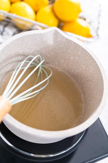 Koken cake siroop voor cake in een pan.