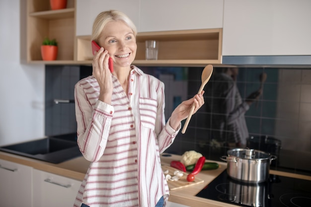 Koken. Close-up foto van een vrouw voedsel roeren op een koekenpan