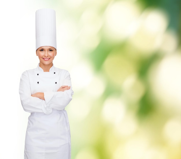 koken en eten concept - lachende vrouwelijke chef-kok met gekruiste armen