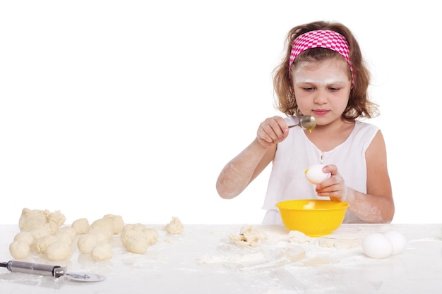 Koken en mensen concept meisje lachende chef-kok met keukengerei geïsoleerd op een witte achtergrond