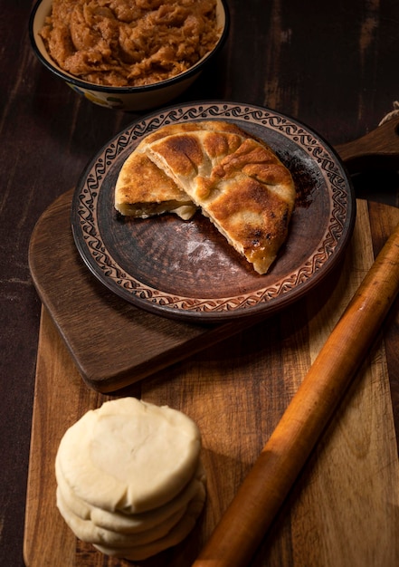 Koken en thuis concept. Zelfgemaakte taart met gehaktvulling thuis op de keukentafel