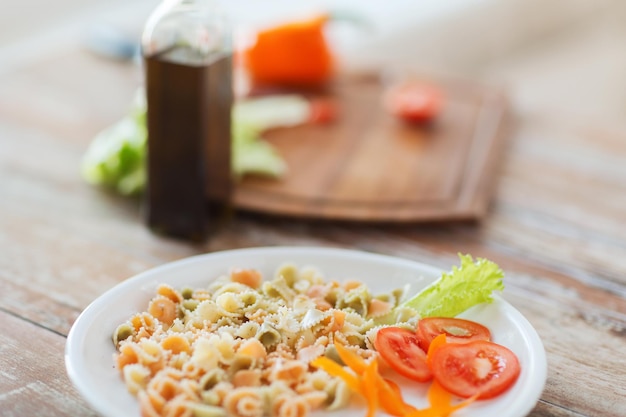 koken, eten en thuisconcept - close-up van pastamaaltijd op bord