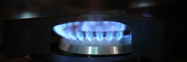 Koken gasfornuis vuur en elektrisch fornuis brandend vuur op gasfornuis en koken gas gevaar