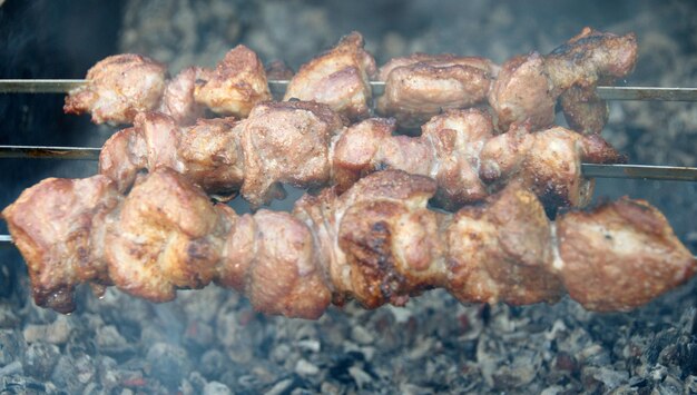 Koken geroosterd boven een open vuur spiesjes van varkensvlees shish kebab shashlik