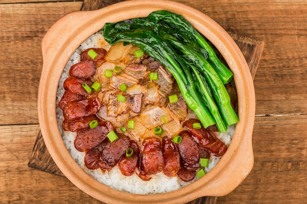 Koken in Kantonese stijl van rijst in kleipot met gewaxt vlees