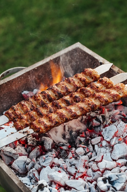 Koken kebab vlees met spiesjes op de grill.