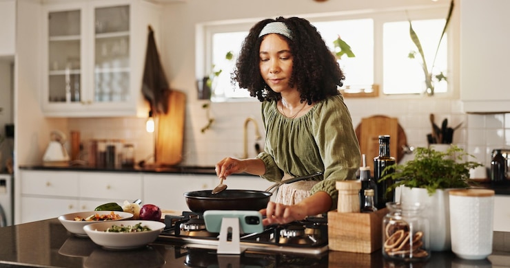 Foto koken keuken en video voor tips vrouw en live streaming op sociale media gezonde voeding en dieet web influencer en smartphone voor videografie ontbijt en persoon met salade chef en huis