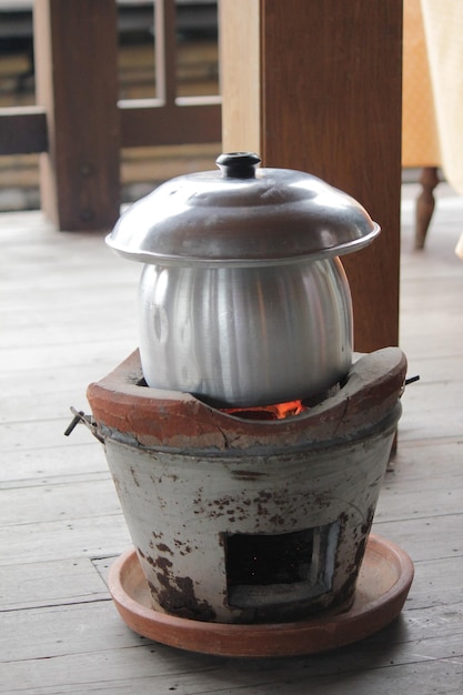 Koken met potten en pannen heeft stoom en warmte