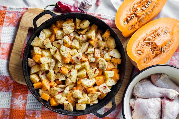 Koken one-pot maaltijd - kippendijen en poten met aardappelen en pompoen