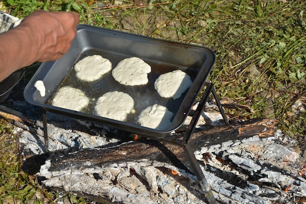 Koken op het kampvuur pannenkoeken voor het ontbijt