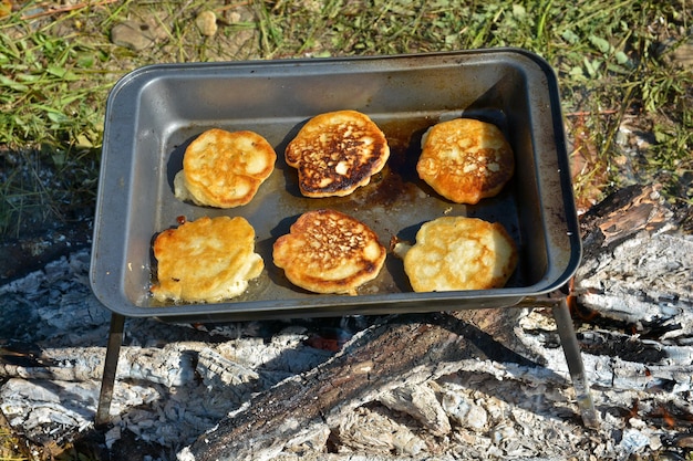 Koken op het kampvuur pannenkoeken voor het ontbijt