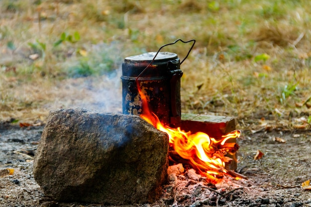 Koken op kampvuur op de camping