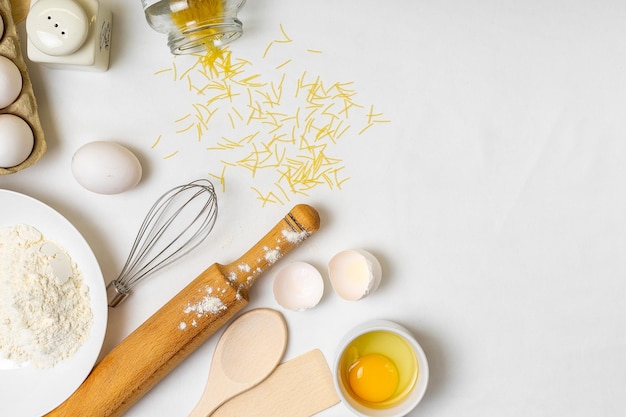 Koken pannenkoek op witte achtergrond bovenaanzicht ingrediënten voor het maken van gezonde natuurlijke voeding Concept