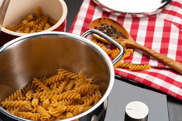 Koken pasta thuis keuken in een pot close-up