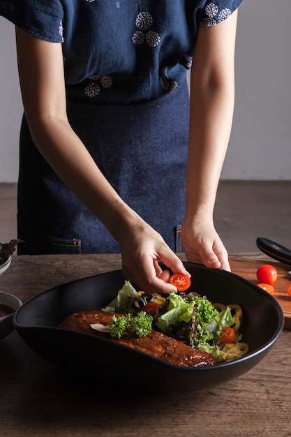 Koken ribben met saus en frisse salade